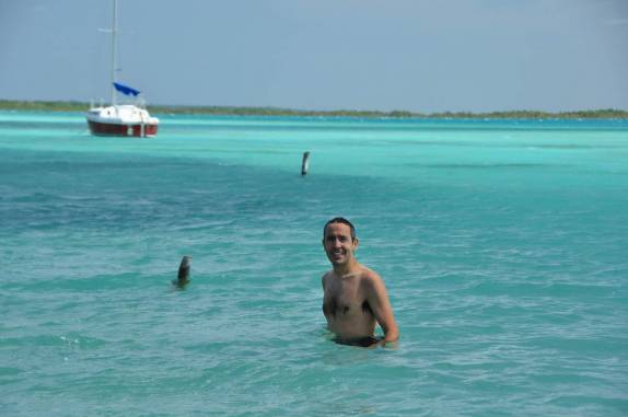 Cores do caribe na água doce da laguna Bacalar, no sul do Yucatán, no México